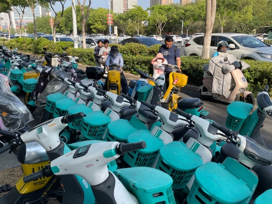 シェア電動バイクは下沈市場で主要な交通手段に